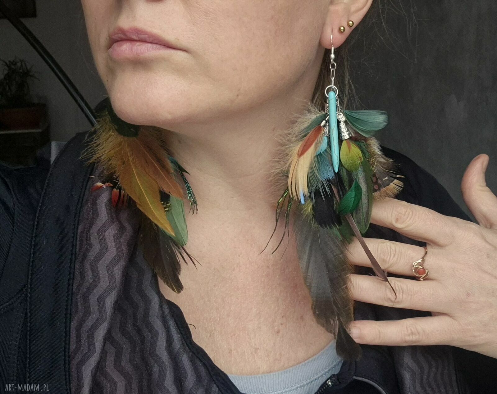 Kolczyki długie, lekkie i kolorowe pióra - rękodzieło boho