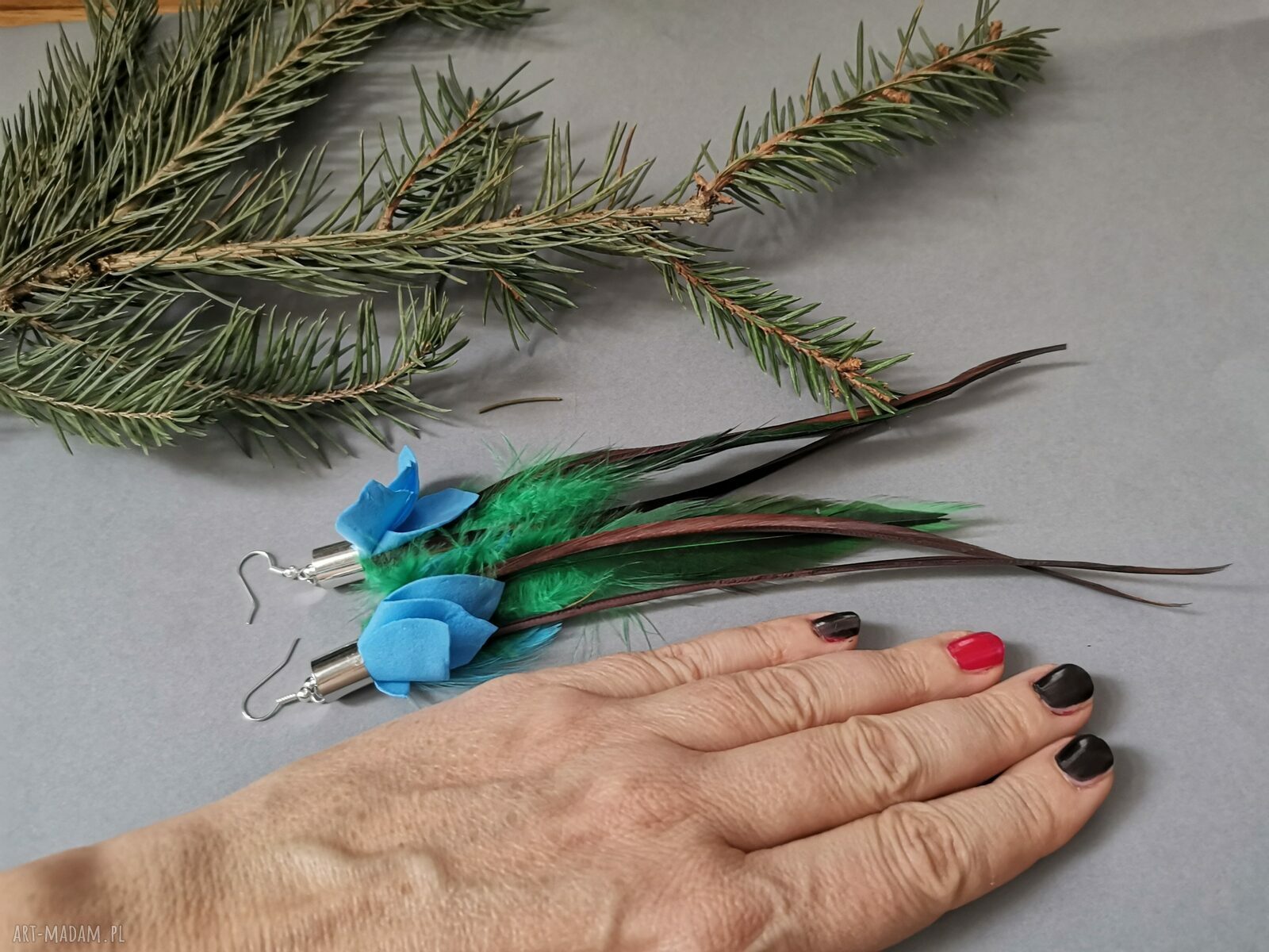 Boho kolczyki długie i lekkie z kolorowymi piórami - kwiaty