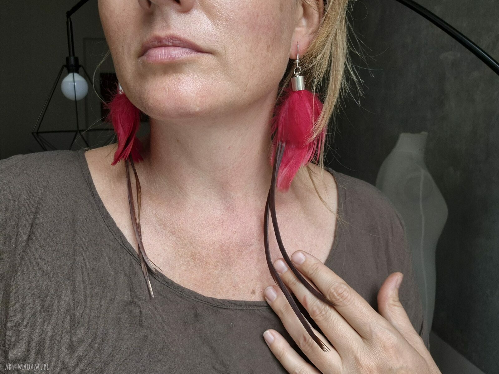 Czerwone kolczyki z piór - długie i lekkie w stylu boho folk