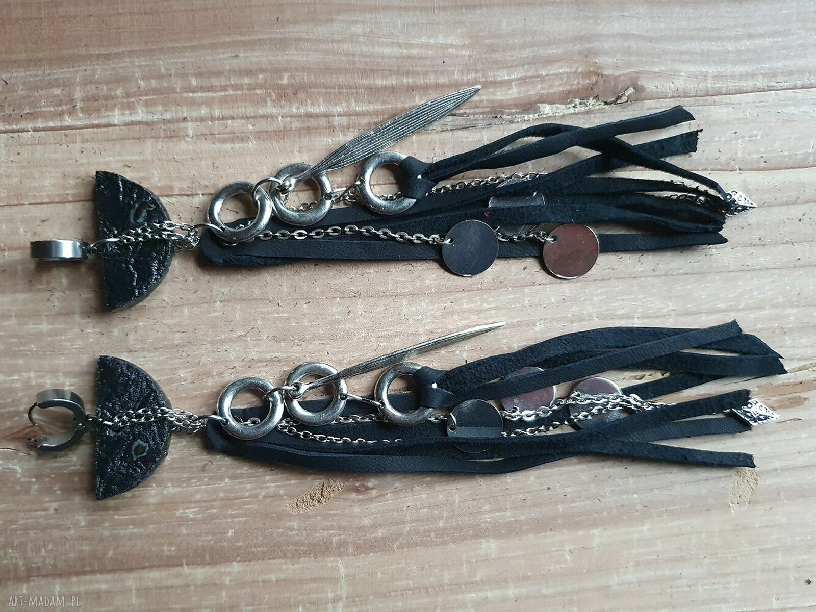 Długie kolczyki ze skóry i metalu Wild Fly - czarne (20 cm)