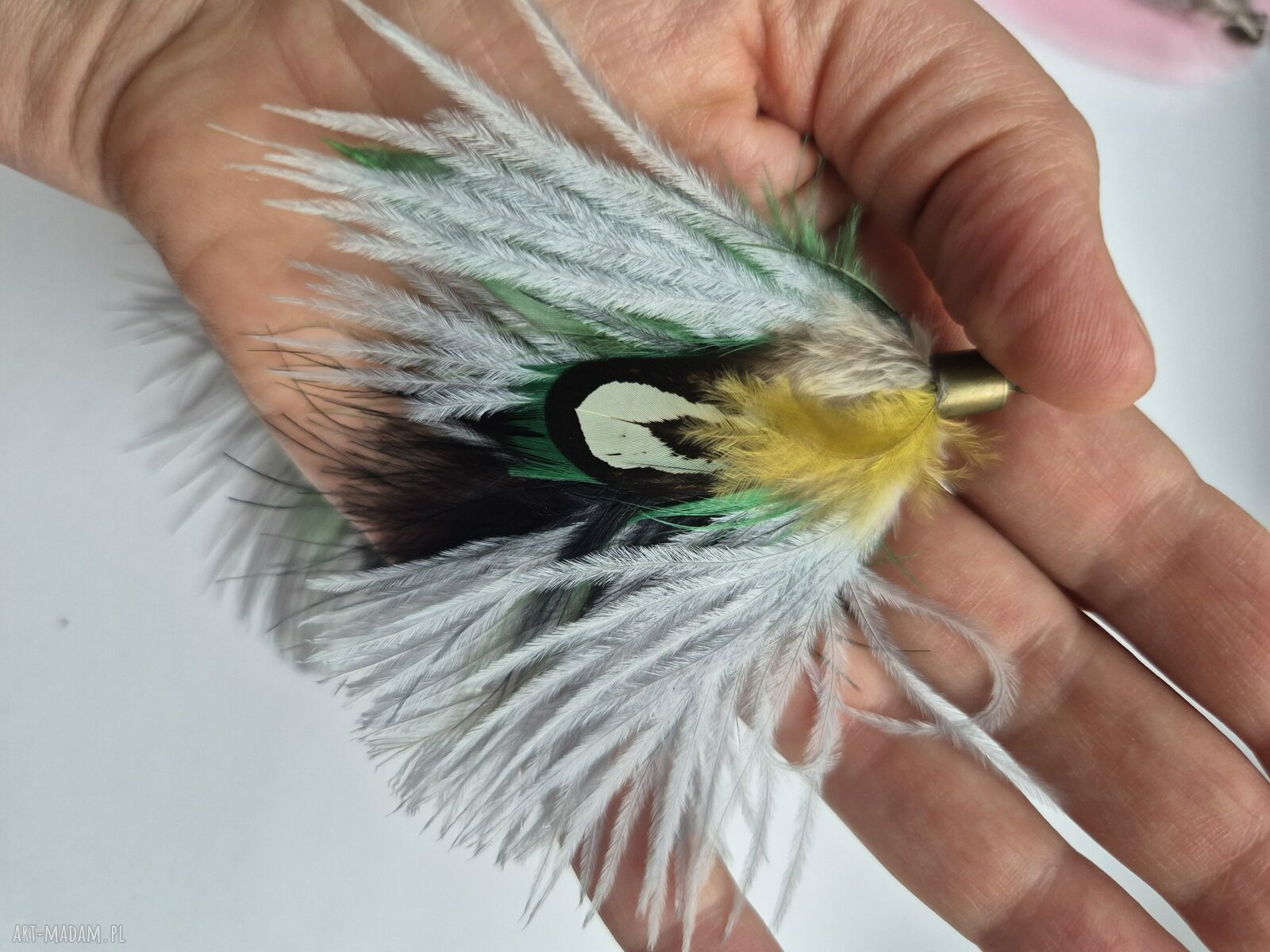 Długie klipsy z kolorowymi piórami - lekkie i boho