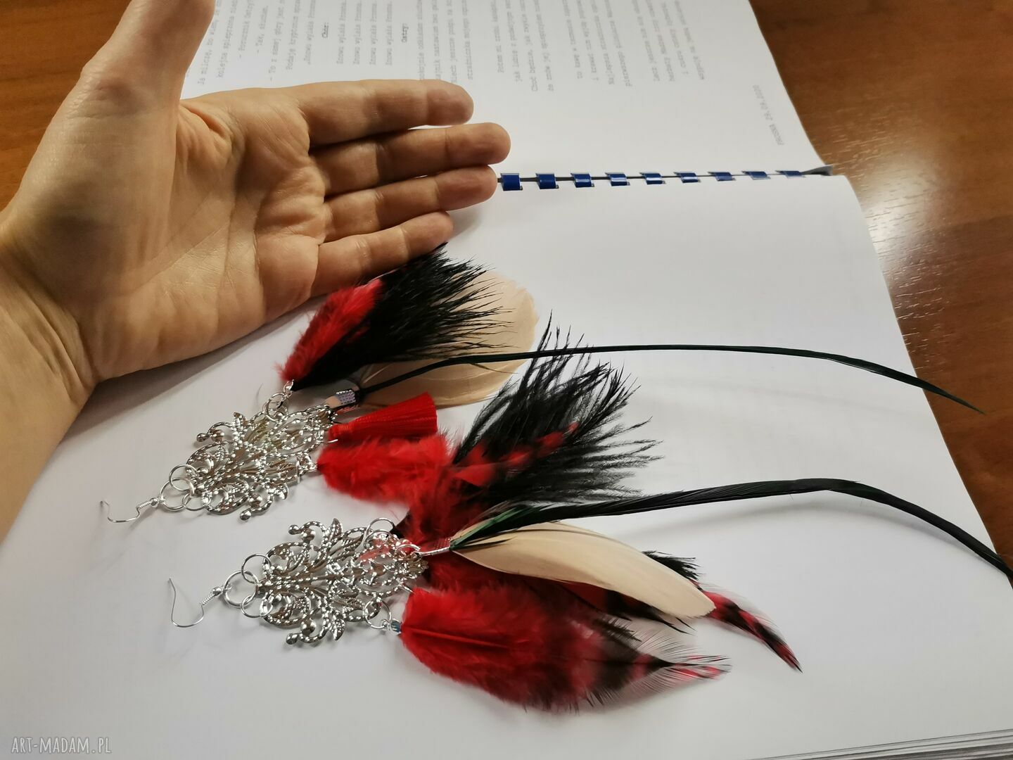 Kolczyki długie pióra etno boho w czerwieni, czerni i beżu