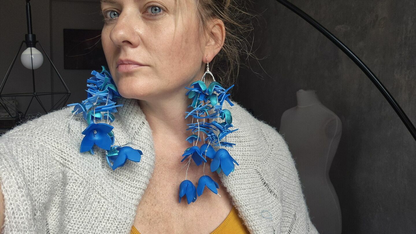 Długie niebieskie kolczyki w kwiaty boho - lekkie i widowiskowe