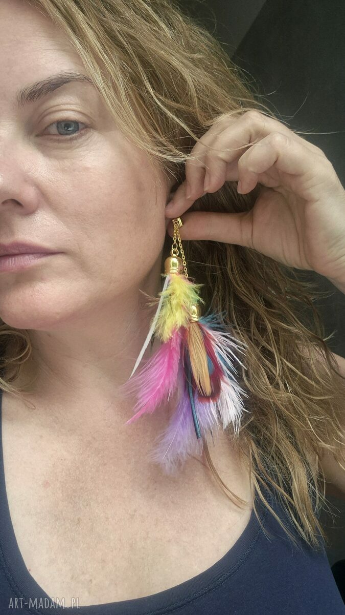 Klipsy z długimi kolorowymi piórami - boho styl w Twoich uszach