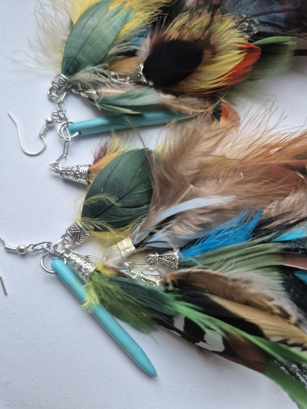 Kolczyki długie, lekkie i kolorowe pióra - rękodzieło boho
