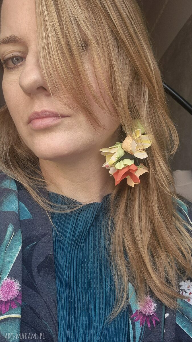 Kolczyki długie kwiaty kolorowe - leciutkie boho z piórami