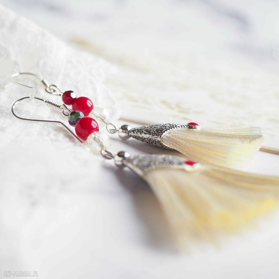 Długie kolczyki wachlarze boho 8 cm - kremowe frędzle i srebrne bigle