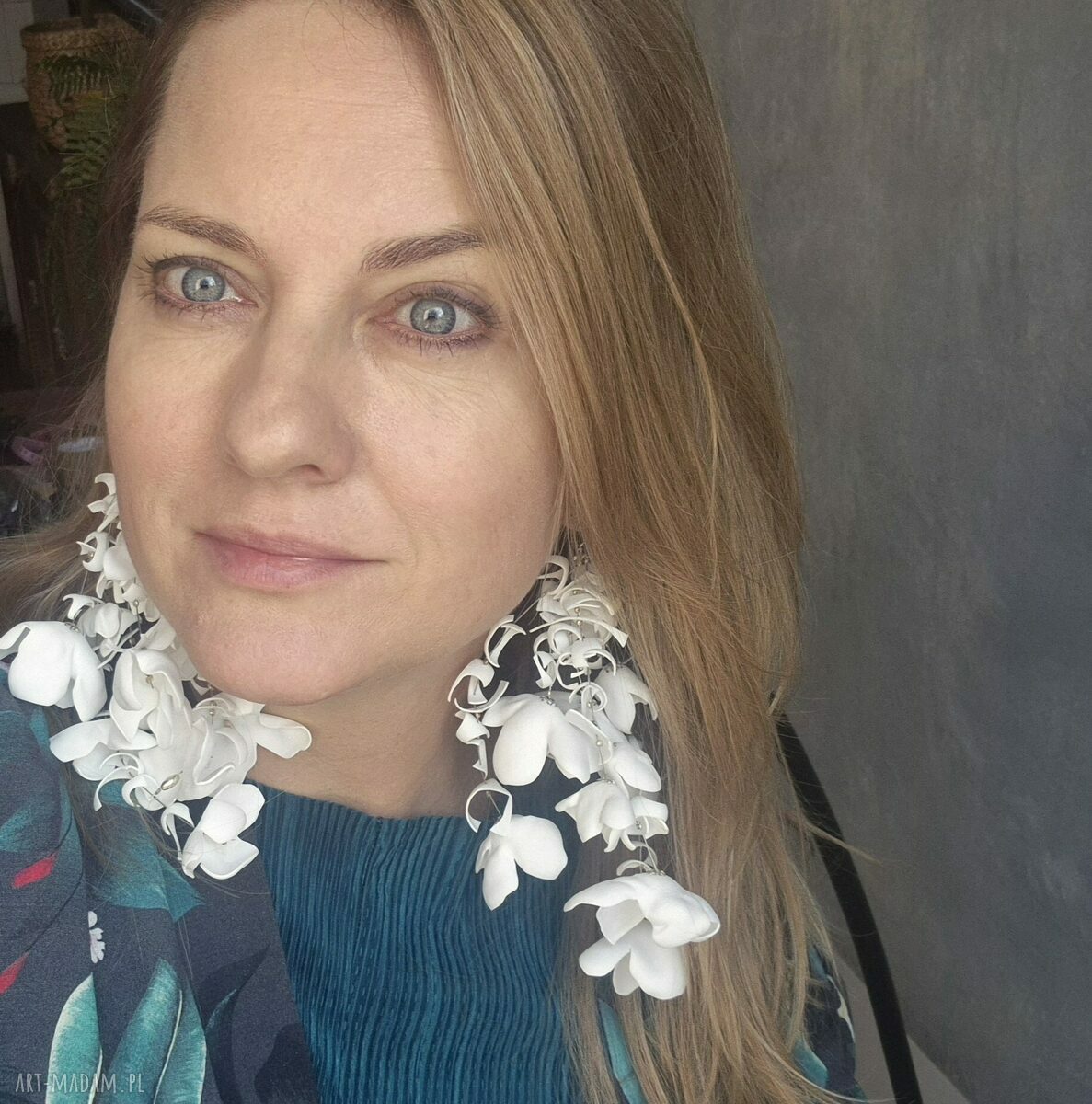 Kolczyki długie białe kwiaty Frida - leciutkie i antyalergiczne ze stali nierdzewnej