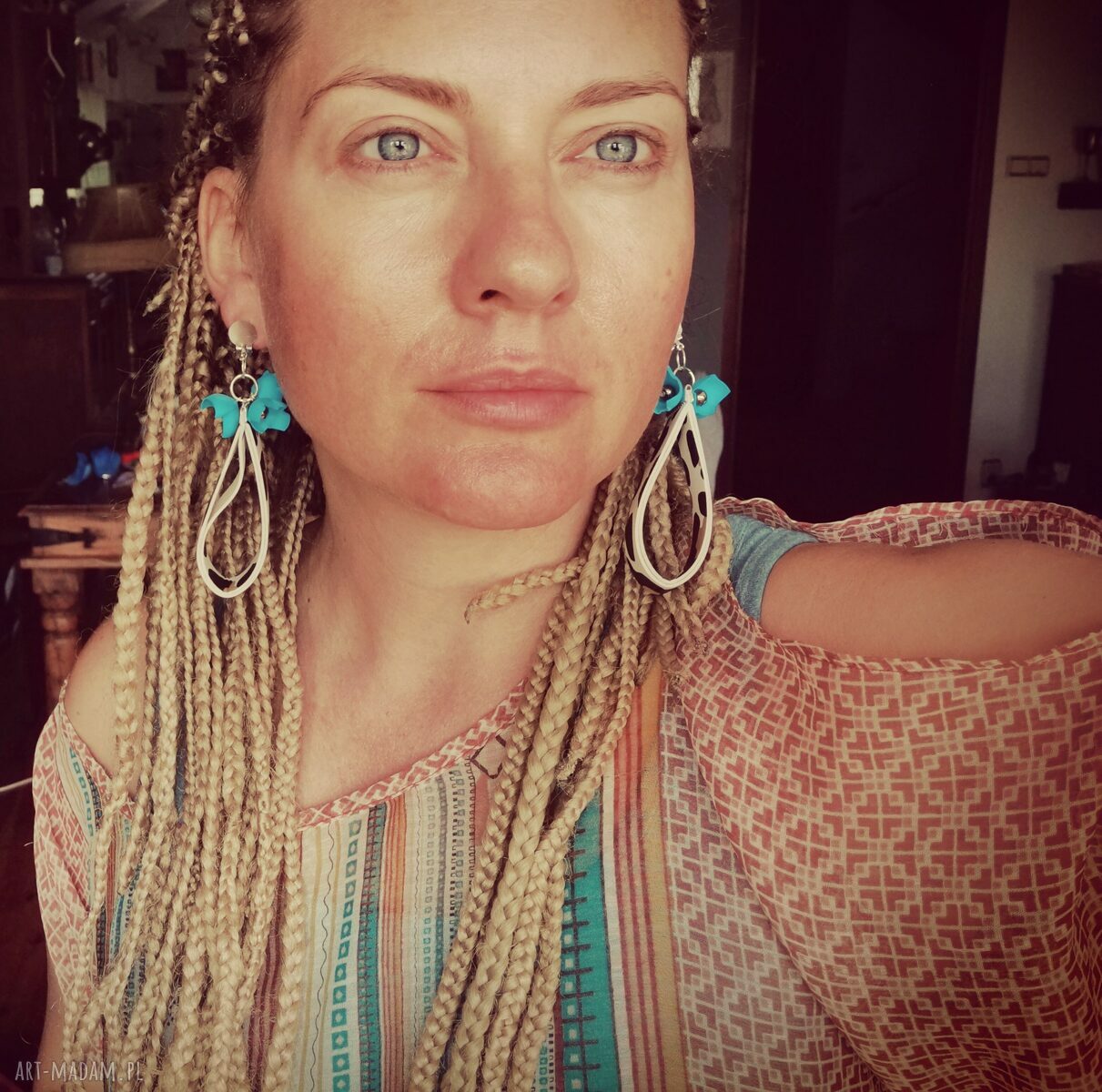 Długie, lekkie klipsy boho z motywem panterki i etno-kwiatami