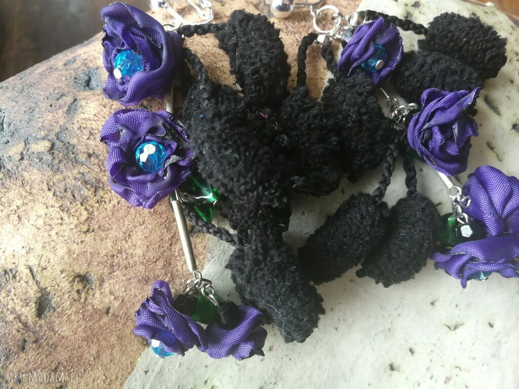 Długie, lekkie klipsy boho - róże i pompony 10 cm