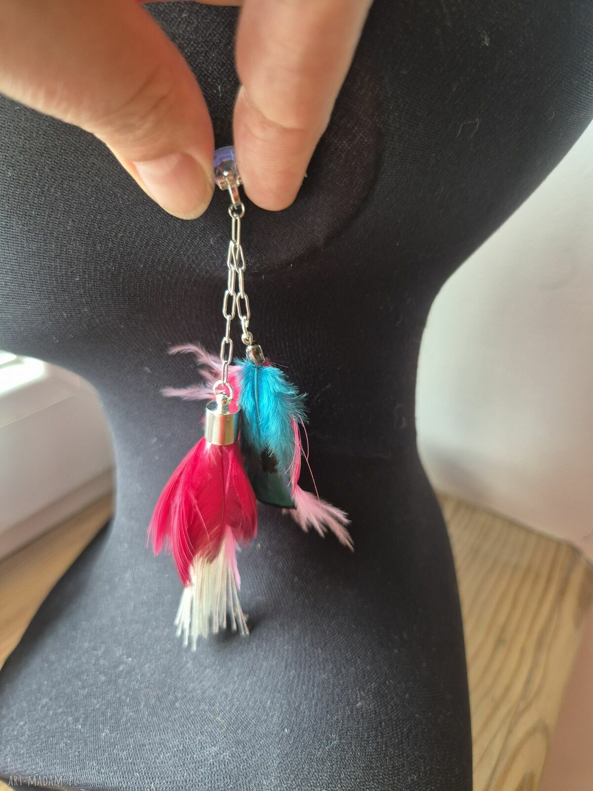 Klipsy długie z kolorowymi piórami w stylu etno-boho - Frida