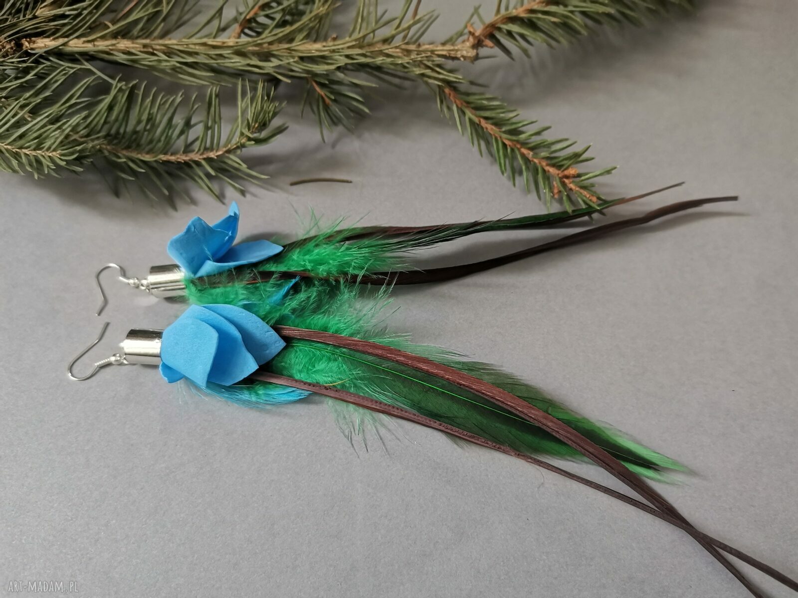 Boho kolczyki długie i lekkie z kolorowymi piórami - kwiaty