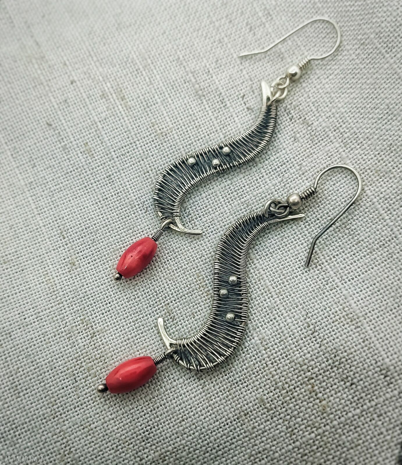 Długie kolczyki srebrne 925 oksydowane z naturalnym koralem - wire wrapping