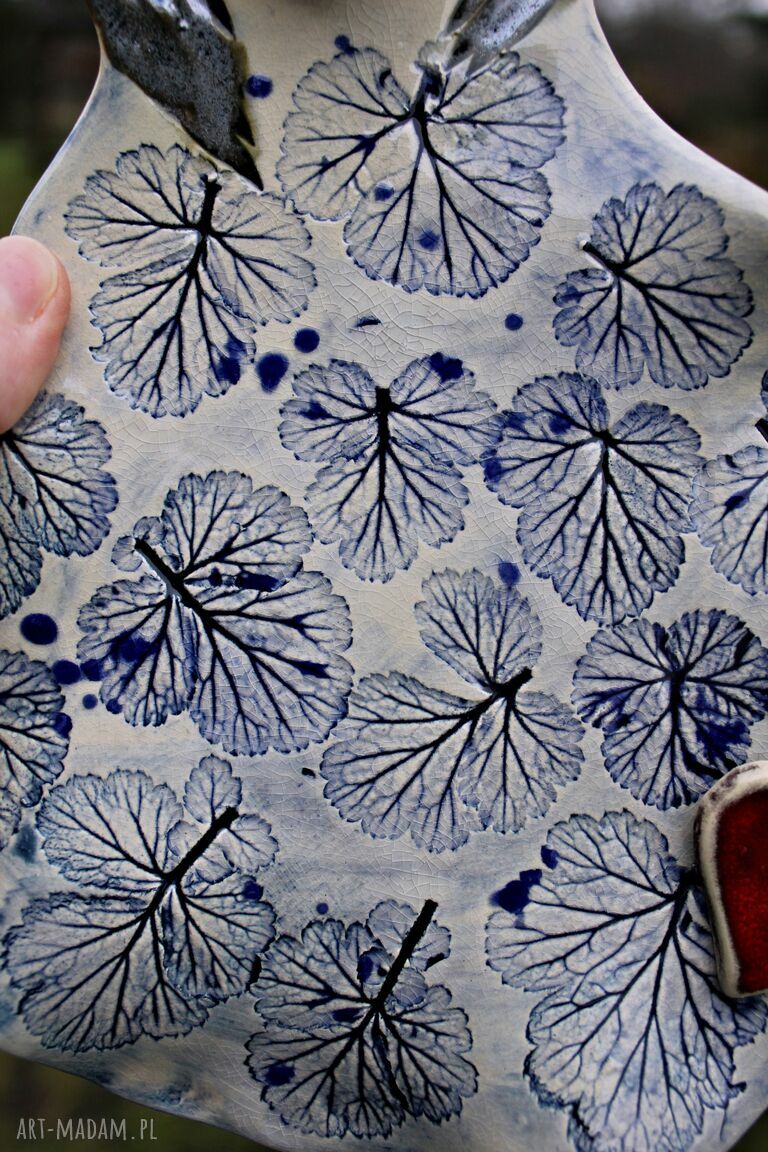 Kobaltowy anioł ceramiczny do powieszenia na ścianę