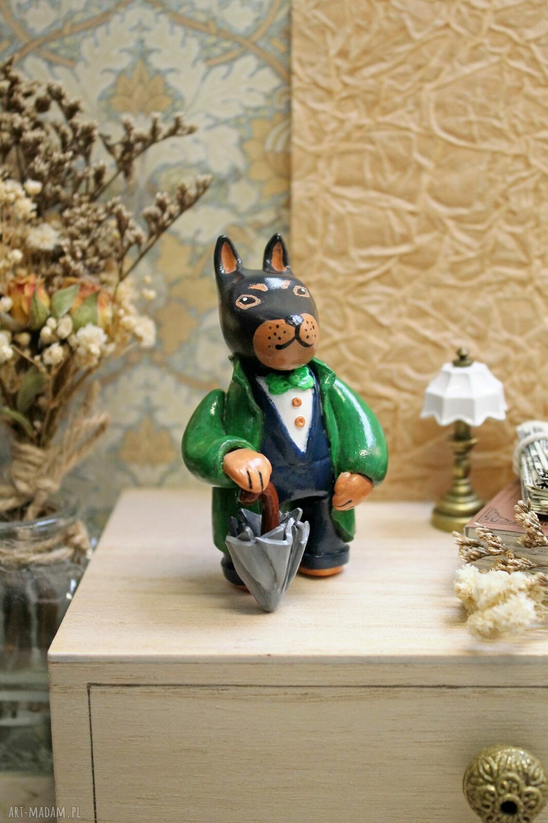 Doberman dżentelmen - pies z parasolem