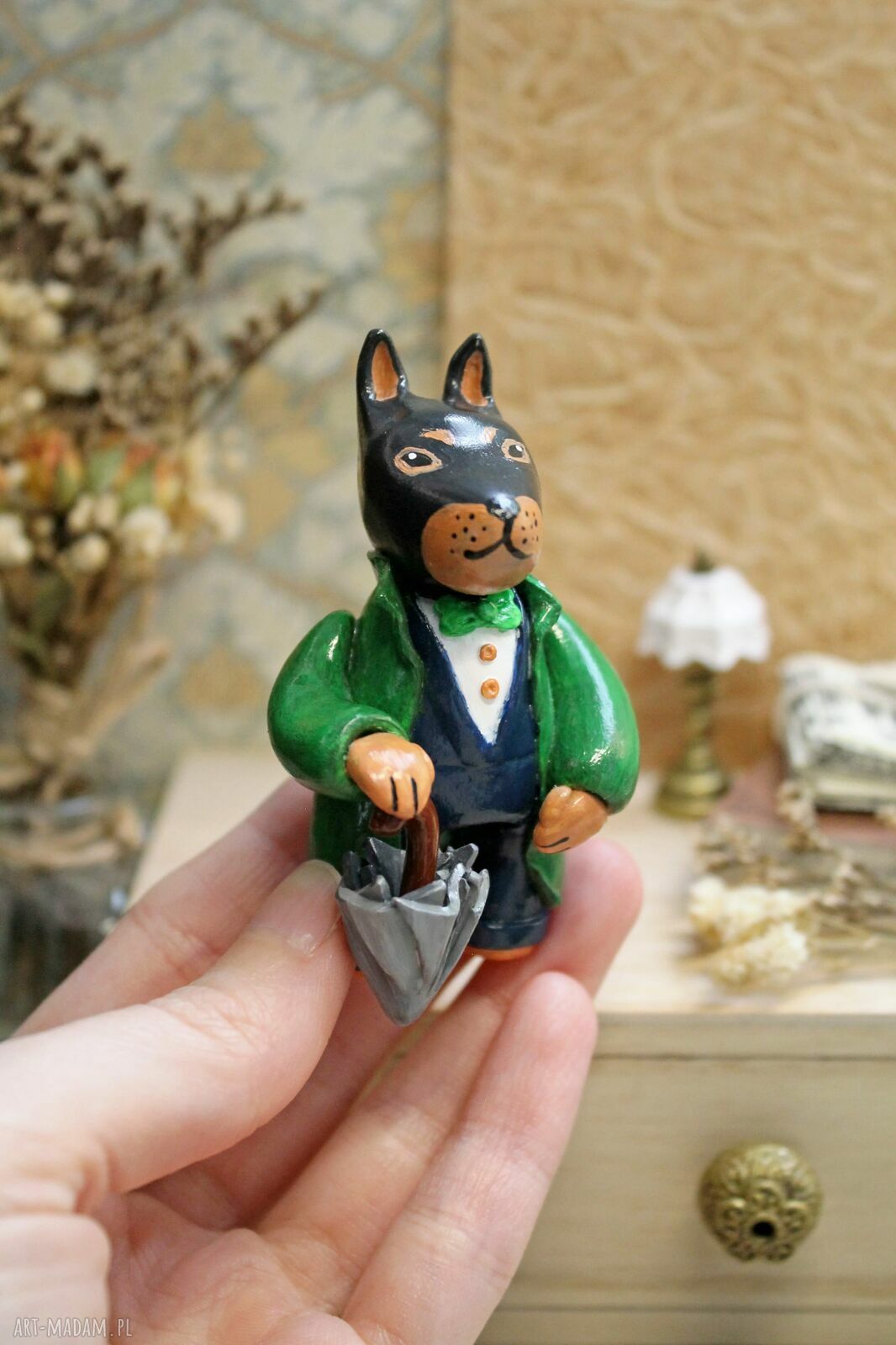 Doberman dżentelmen - pies z parasolem