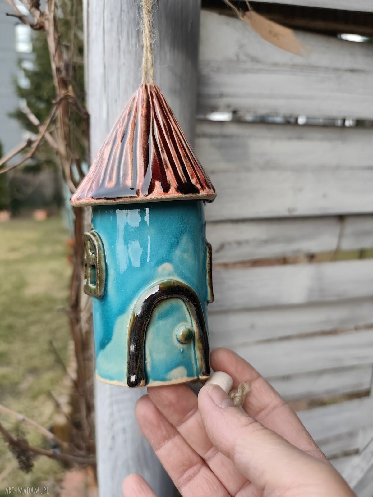 Turkusowy domek ceramiczny dzwonek Wolna Chwila - rękodzieło do ogrodu i na balkon