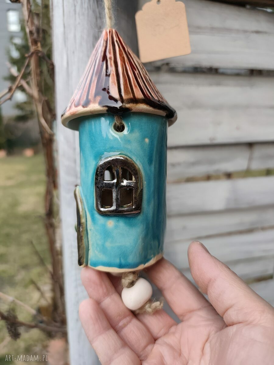 Turkusowy domek ceramiczny dzwonek Wolna Chwila - rękodzieło do ogrodu i na balkon