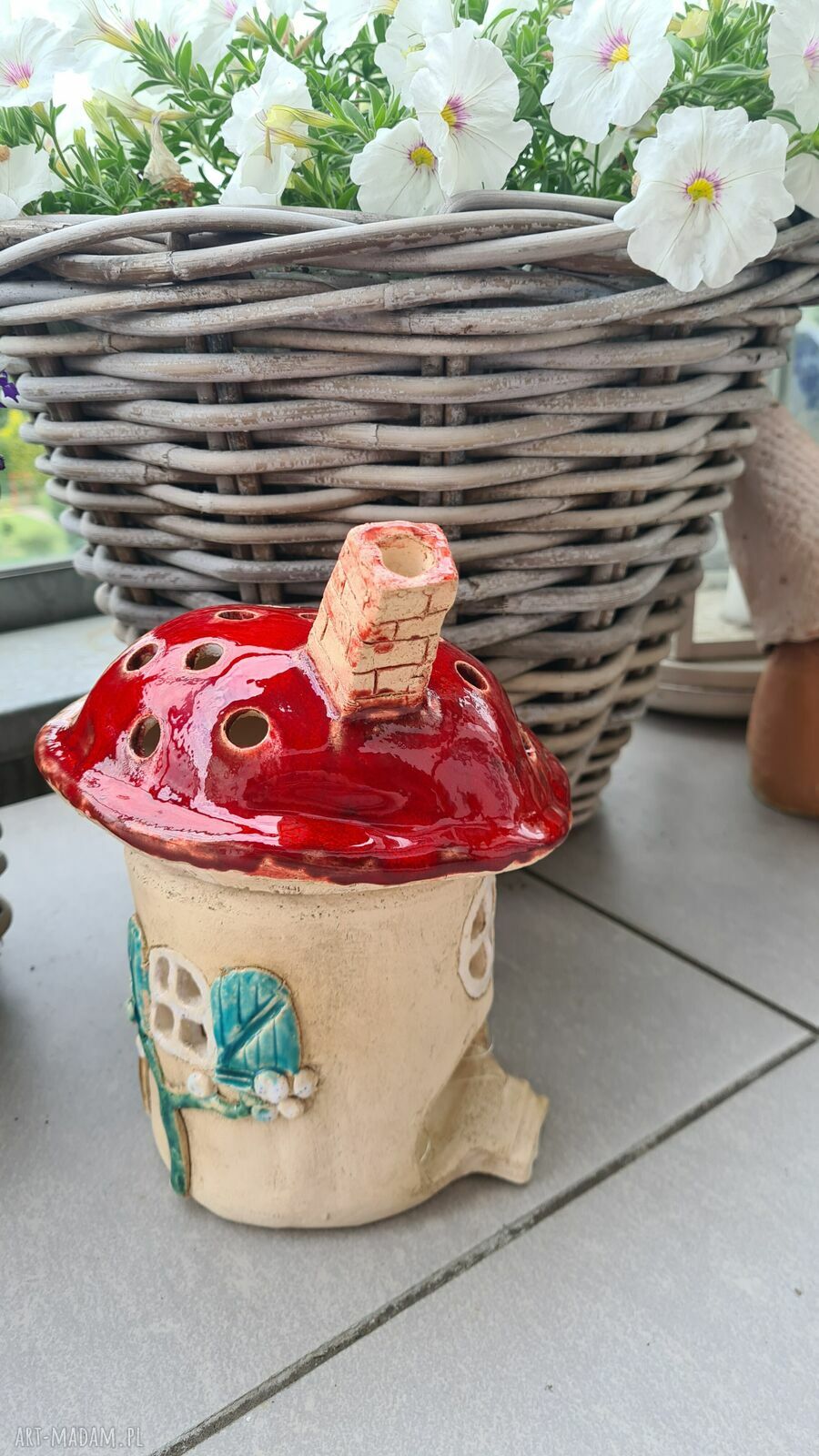 Domek ceramiczny - lampion z jasnej gliny, błyszczące szkliwa (21 x 16 cm)