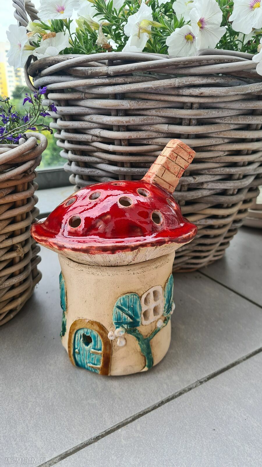 Domek ceramiczny - lampion z jasnej gliny, błyszczące szkliwa (21 x 16 cm)
