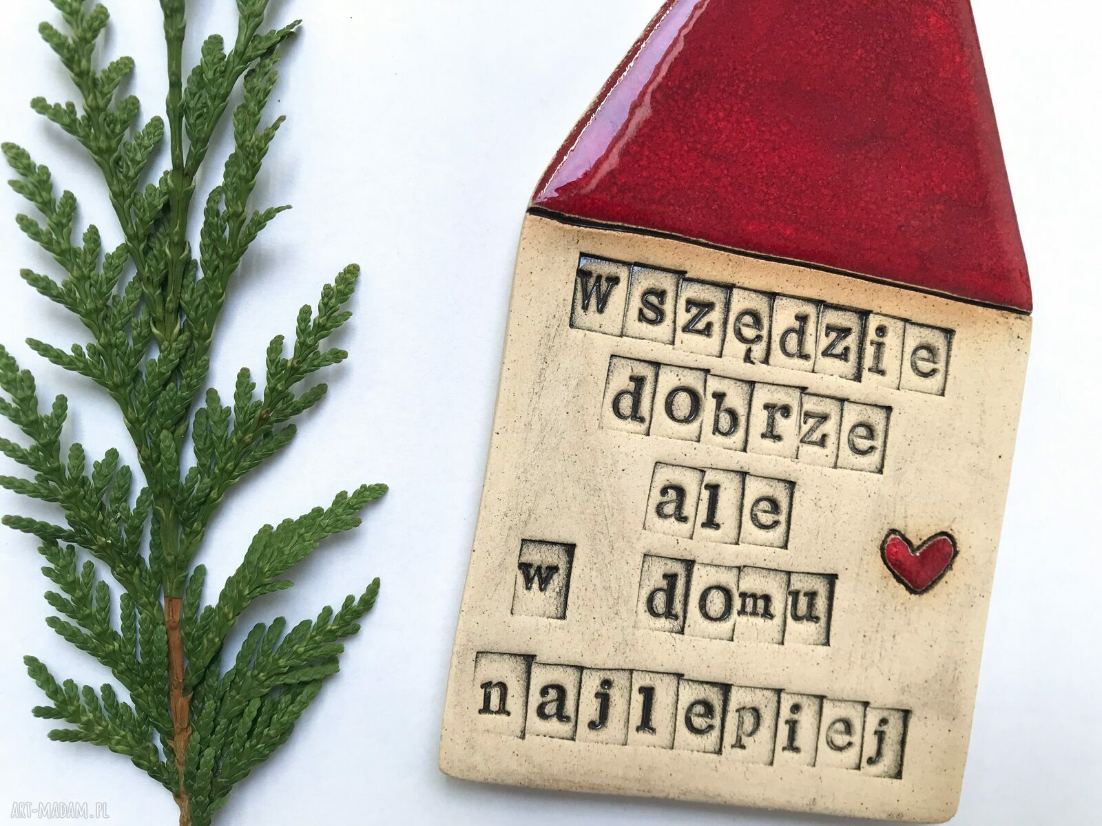 Domek ceramiczny z mottem „Wszędzie dobrze ale w domu najlepiej” - zawieszka na parapetówkę