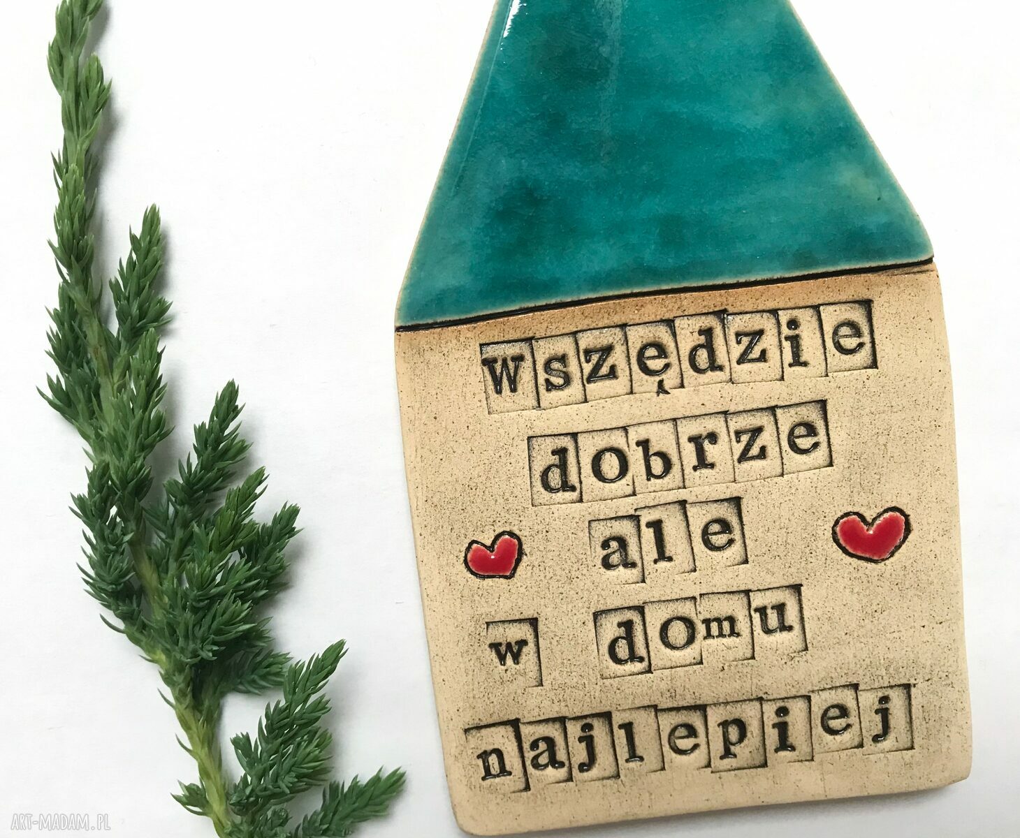 Ceramiczny domek z mottem i serduszkami