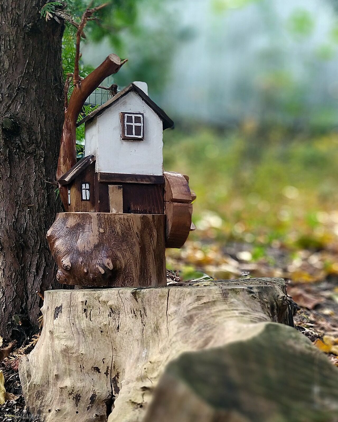 Drewniany domek dekoracyjny Biały Młyn - ozdoba ze starego drewna sosnowego
