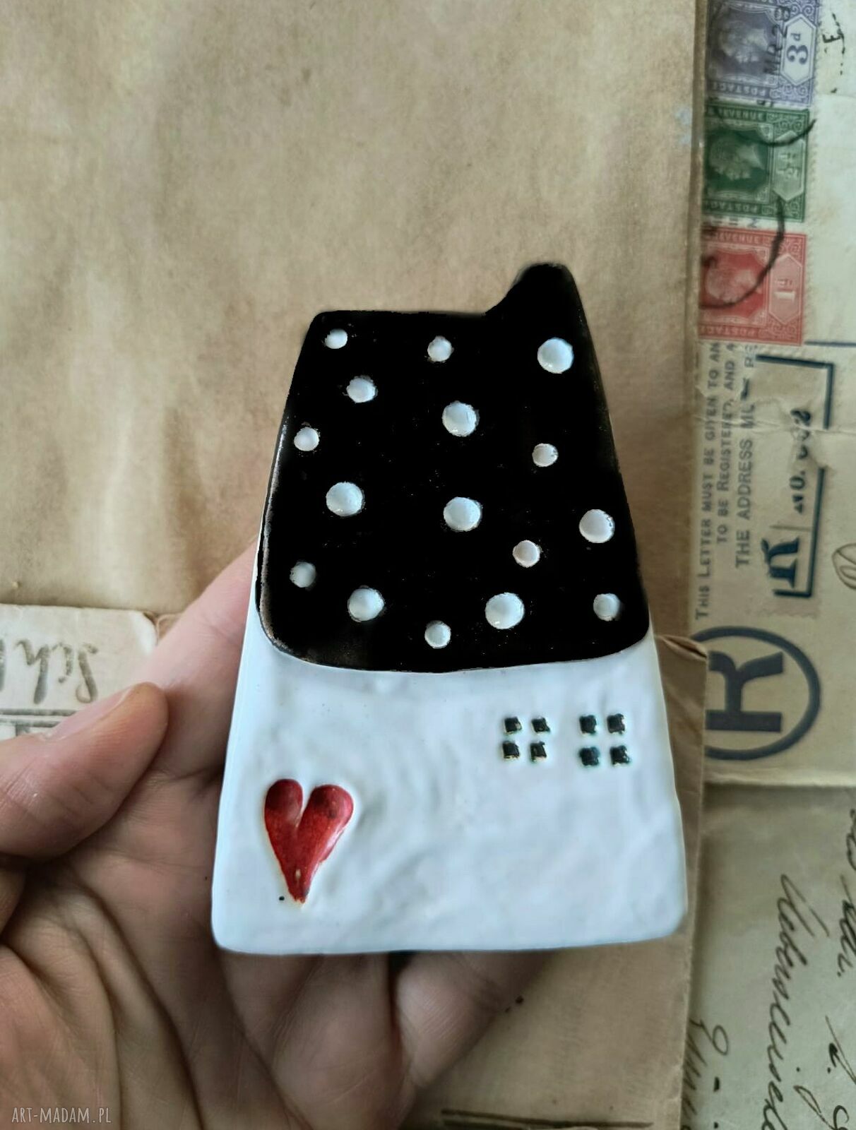 Domek w kropki z gliny szamotowej - handmade dekoracja na półkę
