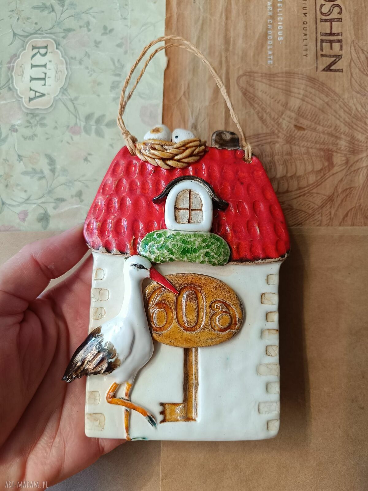 Ceramiczny domek z bocianem - dekoracja z numerem domu