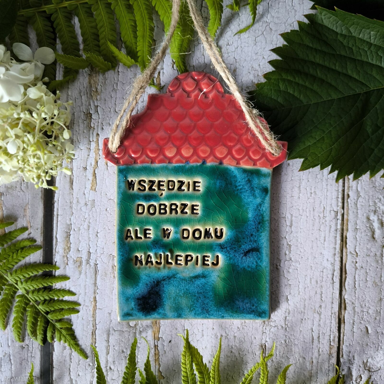 Domek z cytatem „Wszędzie dobrze ale w domu najlepiej” - zawieszka ceramiczna