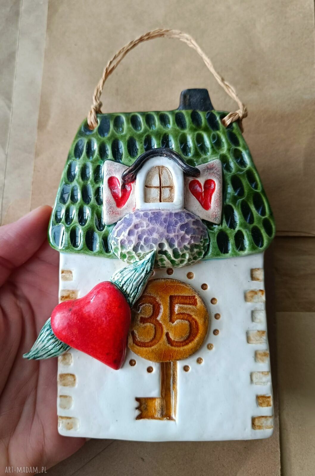 Ceramiczny domek z numerem domu na drzwi