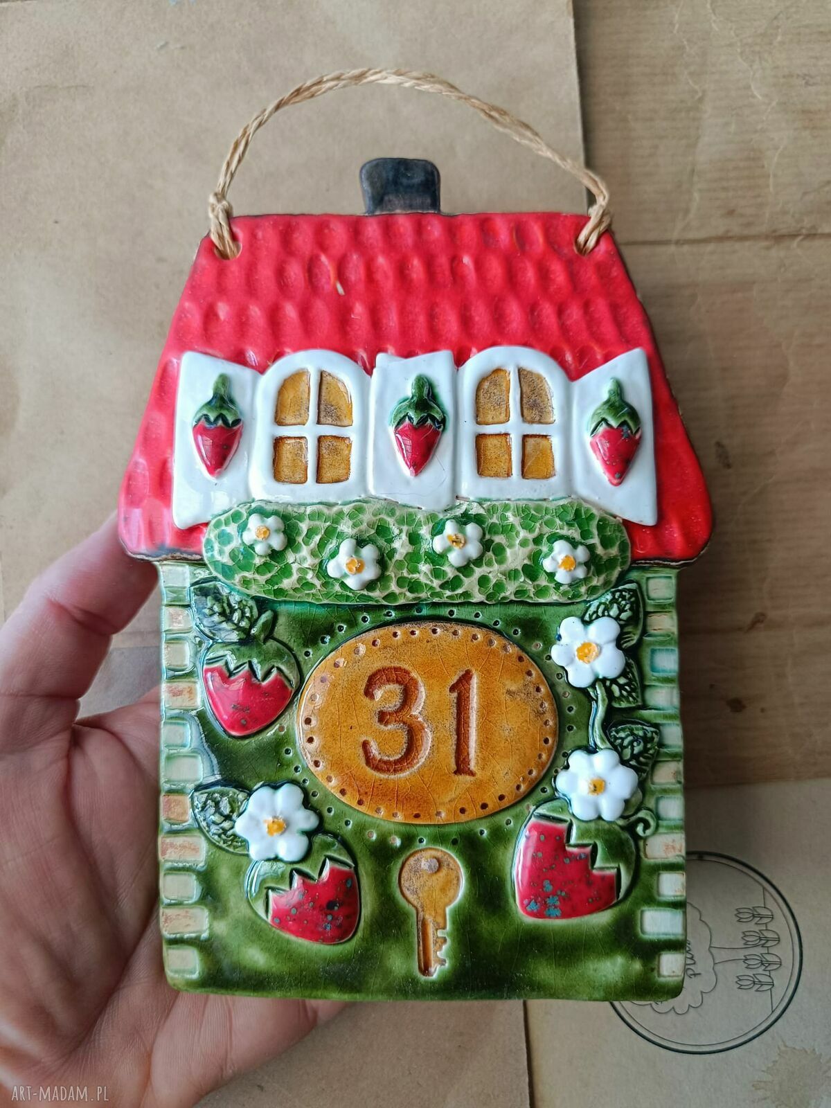 Ceramiczny domek z numerem i truskawkami