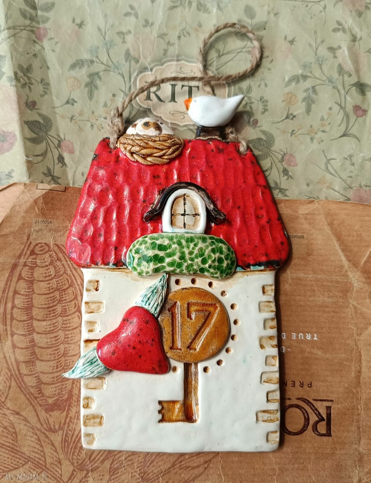 Ręcznie robiony ceramiczny domek z numerem na drzwi i wieszakiem z ptaszkiem