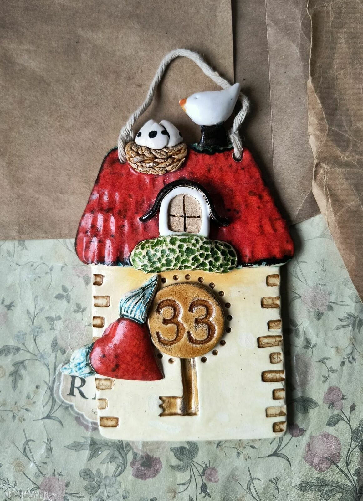Domek z numerem na drzwi - ceramiczna ozdoba handmade