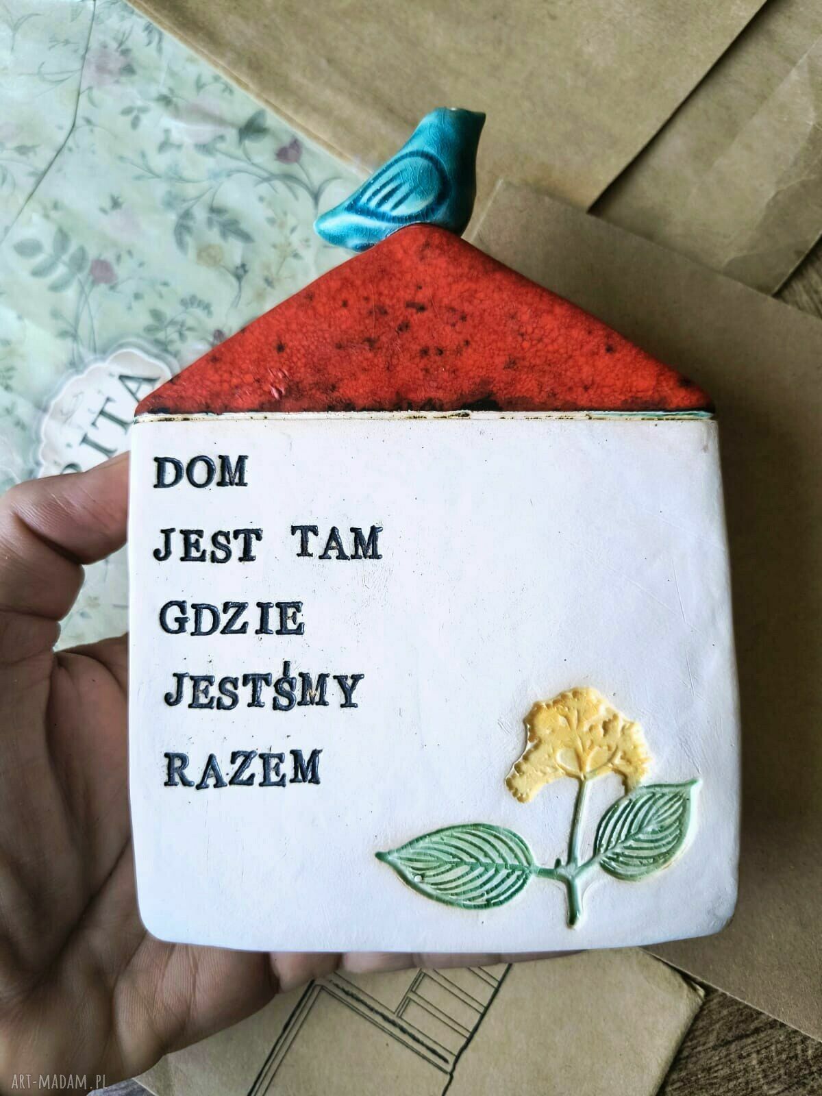 Domek z sentencją i kwiatkiem - ceramika handmade do postawienia