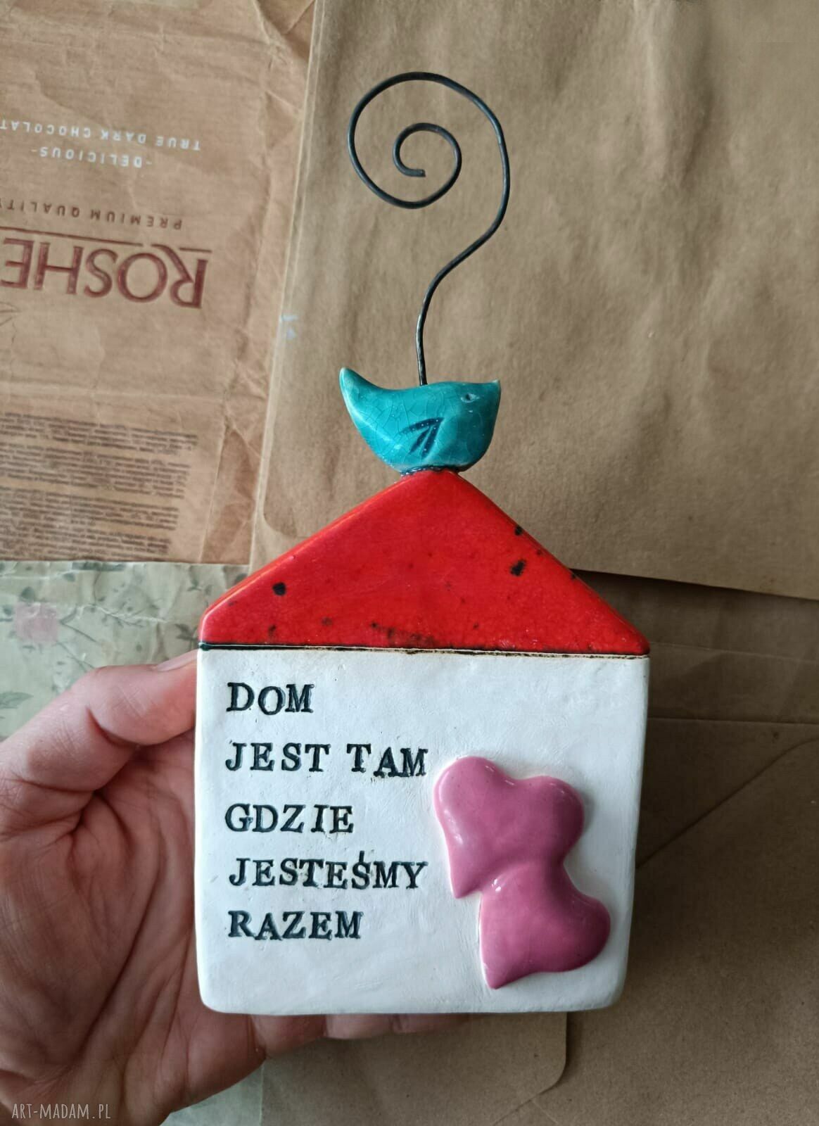 Ceramiczny domek z sentencją i sercami - ozdoba handmade