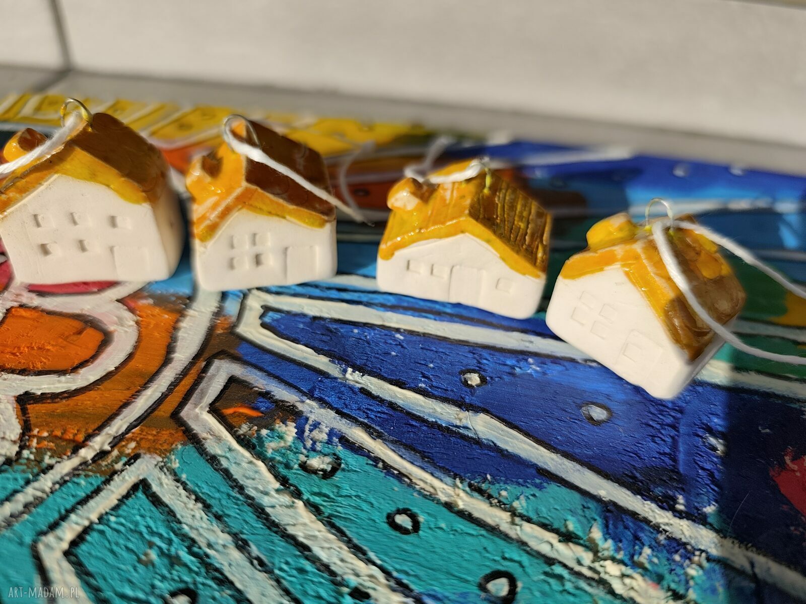 Domki ceramiczne mini 4 szt z zawieszką - kolorowa dekoracja handmade na święta