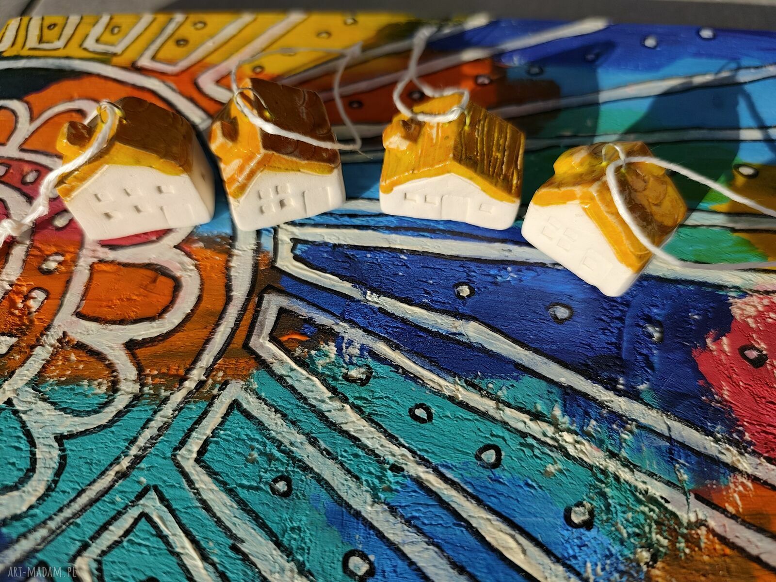 Domki ceramiczne mini 4 szt z zawieszką - kolorowa dekoracja handmade na święta