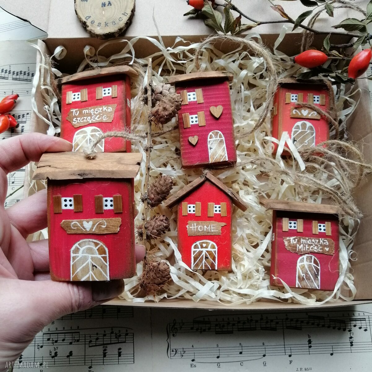 Domki do powieszenia no 2 - choinkowa ozdoba handmade (6 szt. czerwonych)