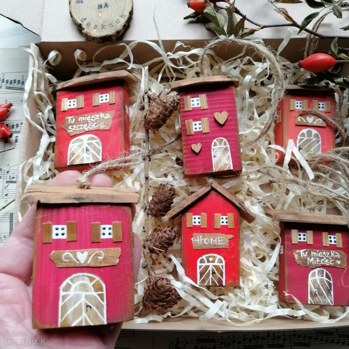 Domki do powieszenia no 2 - choinkowa ozdoba handmade (6 szt. czerwonych)