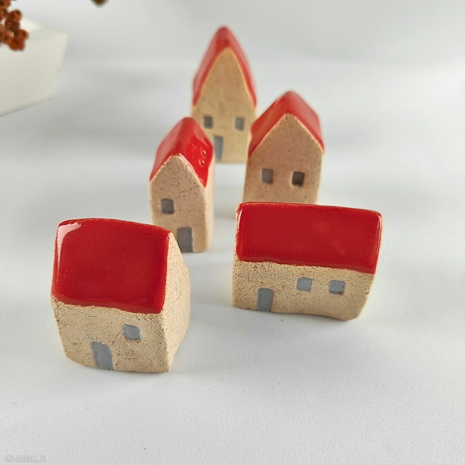 Zestaw 5 ceramicznych domków do dekoracji - szamot i czerwone dachy