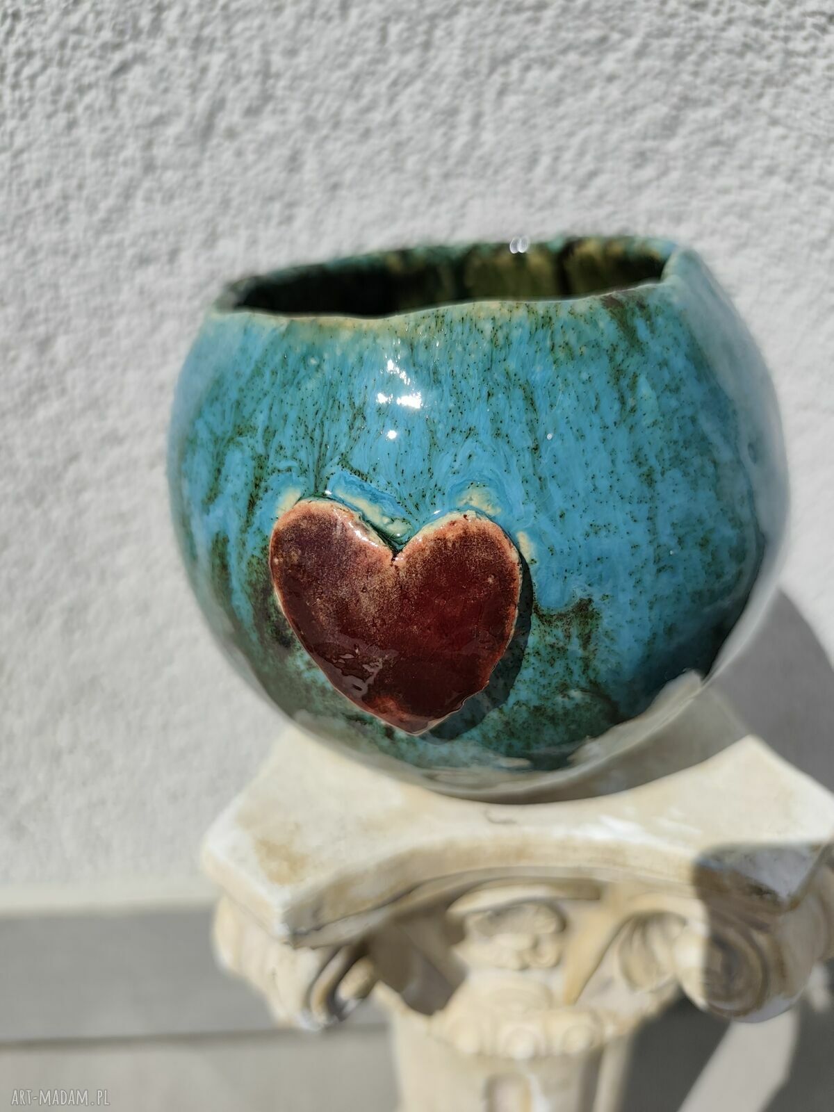 Ręcznie robiona donica-osłonka ceramiczna na kwiaty z serduszkiem