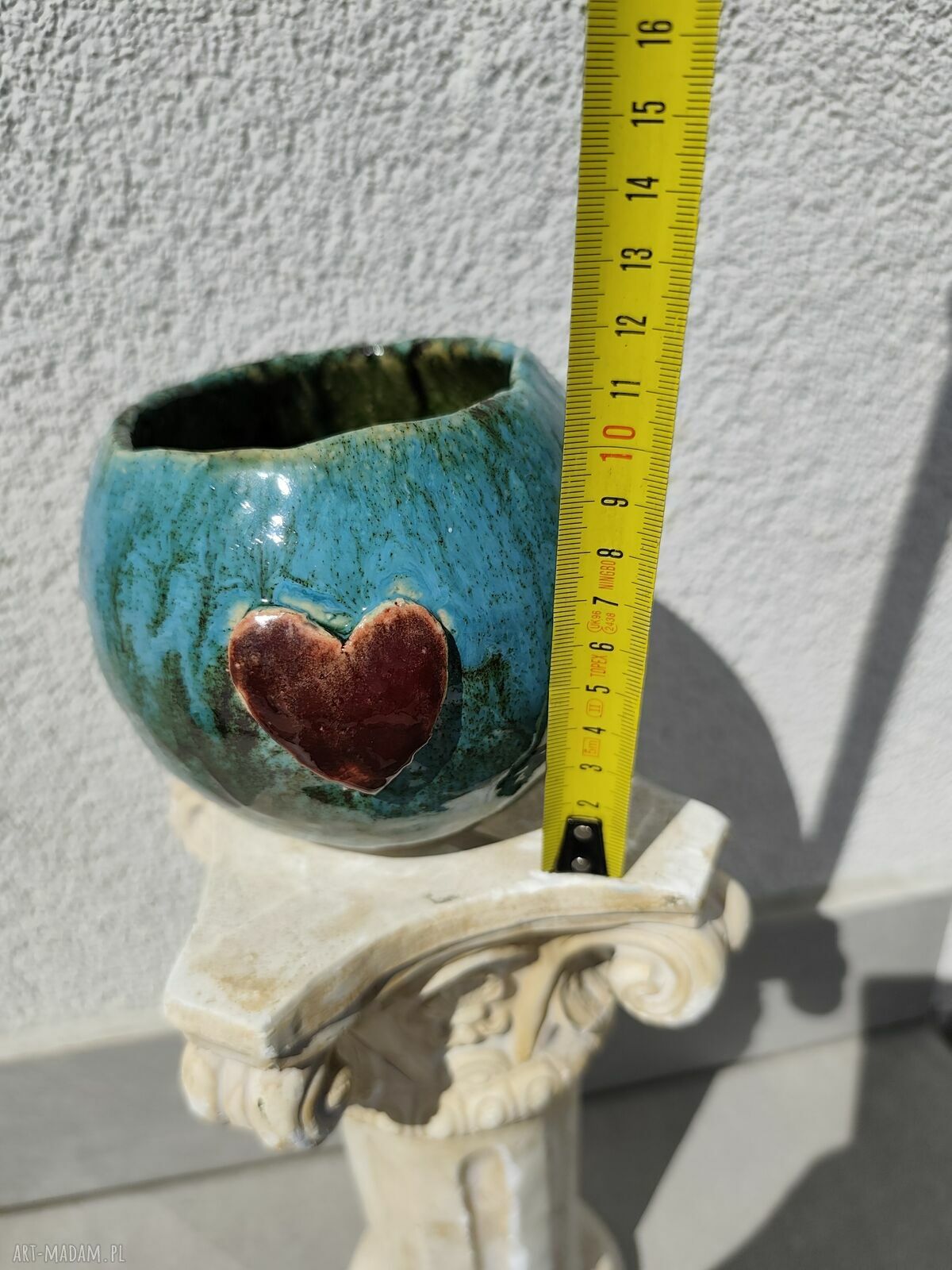 Ręcznie robiona donica-osłonka ceramiczna na kwiaty z serduszkiem