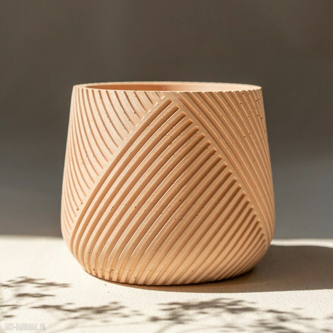 Doniczka betonowa handmade w stylu boho - osłonka w kolorach ziemi