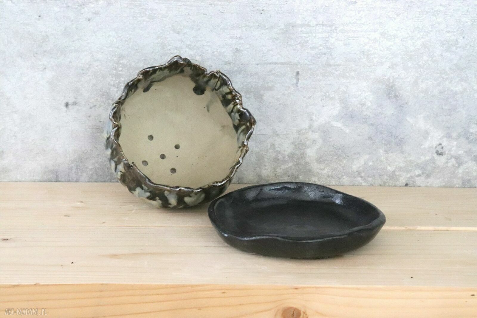 Ręcznie robiona doniczka ceramiczna Otuliny - niebieskie szkliwo i czarna podstawa