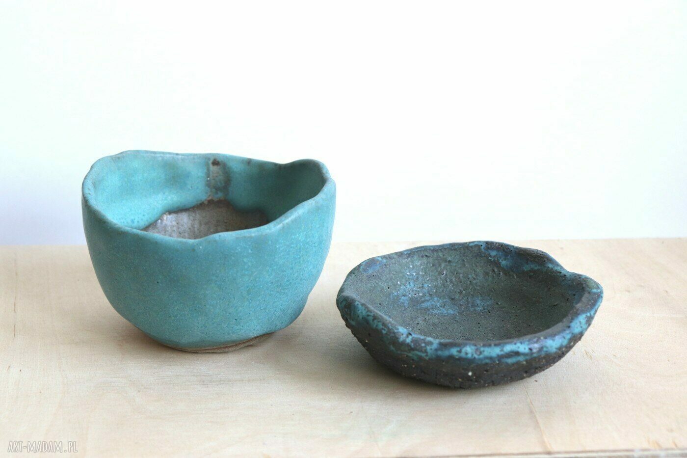 Ceramiczna doniczka Otuliny z turkusowym szkliwem - handmade z czarną podstawką
