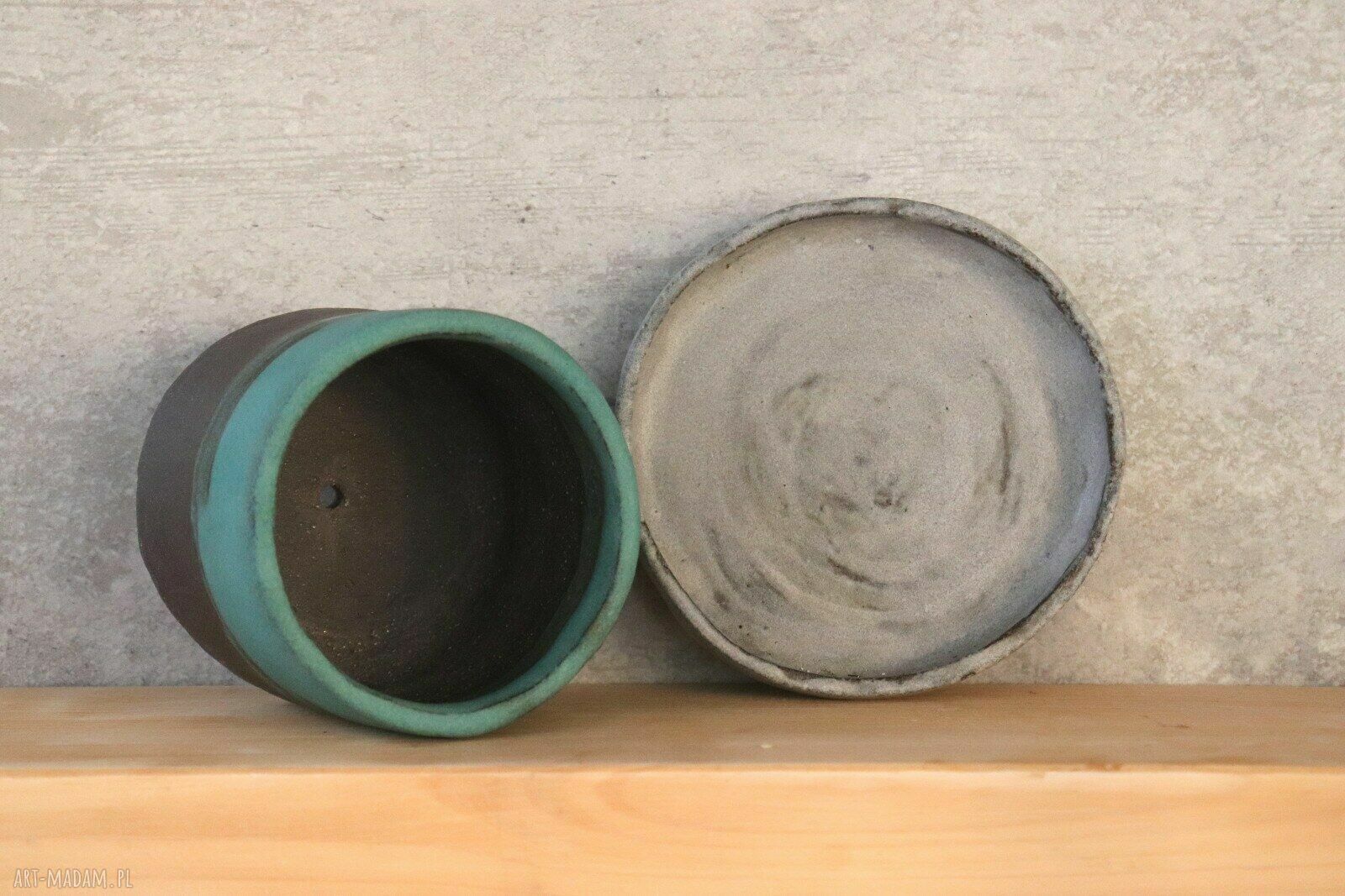Doniczka ceramiczna handmade Otuliny z niebieskim szkliwem i podstawką