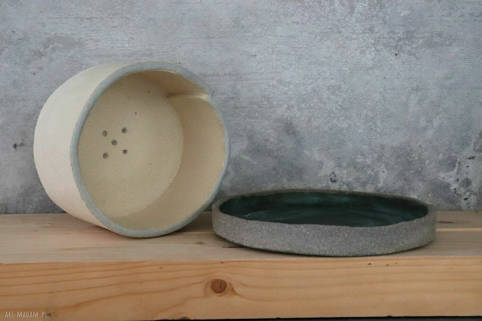 Ręcznie robiona doniczka ceramiczna z surowej gliny