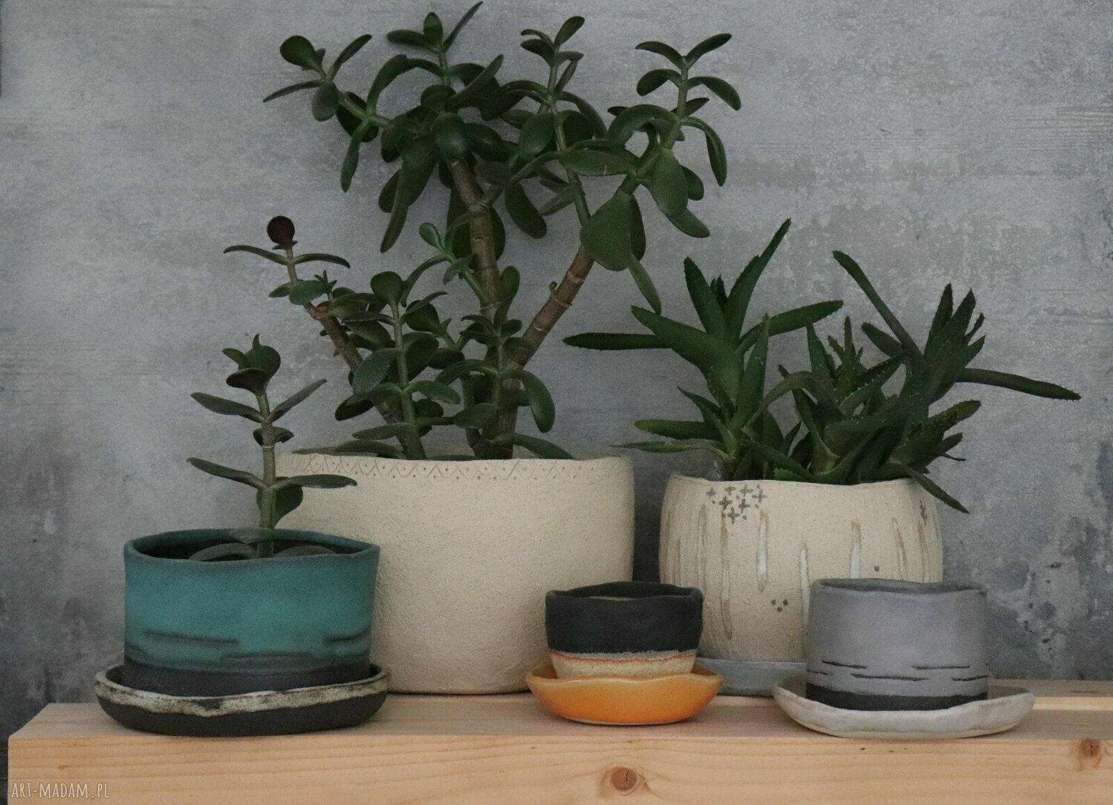 Ręcznie wykonana doniczka ceramiczna z surowej gliny