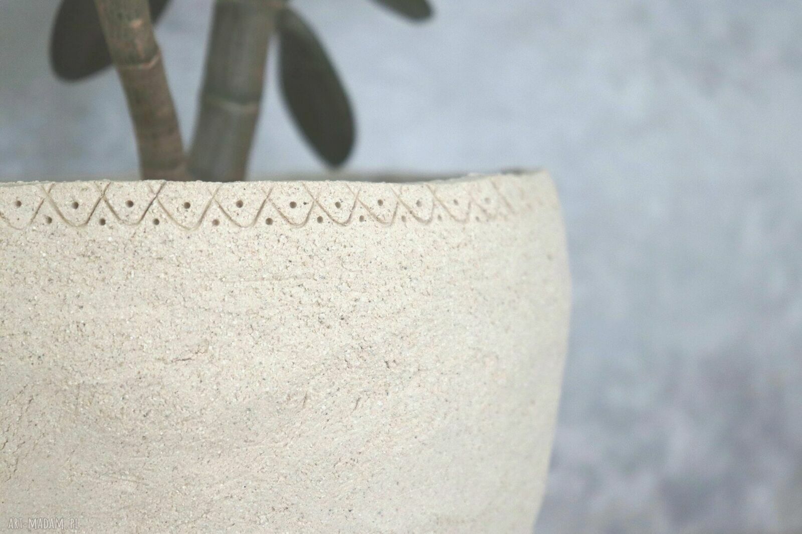 Ręcznie wykonana doniczka ceramiczna z surowej gliny
